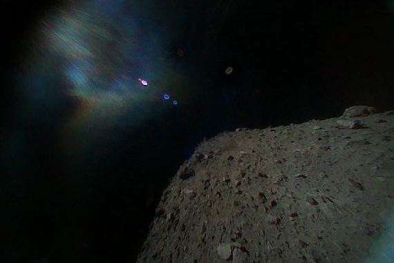 Įvykdytas sėkmingas nusileidimas ant asteroido, gautos pirmosios nuotraukos
