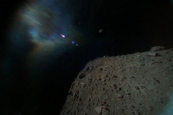 Įvykdytas sėkmingas nusileidimas ant asteroido, gautos pirmosios nuotraukos Įvykdytas sėkmingas nusileidimas ant asteroido, gautos pirmosios nuotraukos