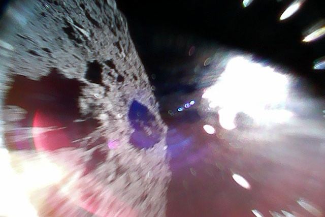 Įvykdytas sėkmingas nusileidimas ant asteroido, gautos pirmosios nuotraukos Įvykdytas sėkmingas nusileidimas ant asteroido, gautos pirmosios nuotraukos