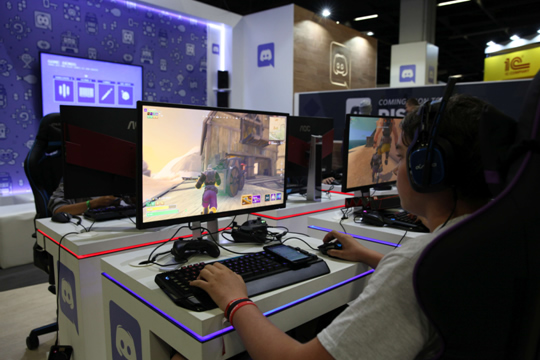 Mugėje „gamescom 2018“ daugybė žaidėjų mėgavosi naujausiais kompiuteriniais žaidimais, išbandydami „AGON AG241QX“ monitorius