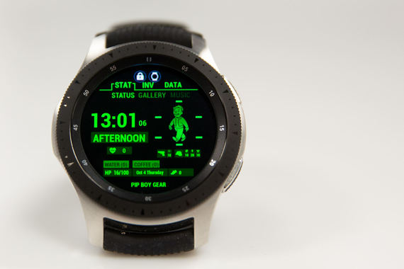 „Samsung Galaxy Watch“ laikrodis: modernus su klasikiniu kostiumu