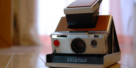 „Polaroid SX-70 Land Camera“ – pirmasis momentinis fotoaparatas