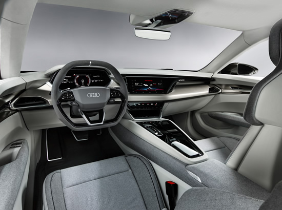 Nauja žvaigždė kino sostinėje – „Audi e-tron GT“ koncepcinis modelis
