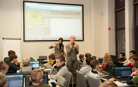 Vaikai atidžiai klausėsi instrukcijų Vaikai atidžiai klausėsi instrukcijų