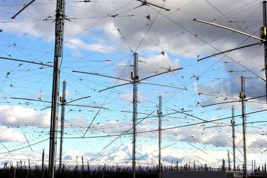 NASA iliustr. / HAARP programos antenos Aliaskoje. Suros bazėje sumontuota panaši įranga