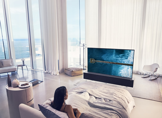 LG pristatė pirmąjį pasaulyje susivyniojantį OLED televizorių