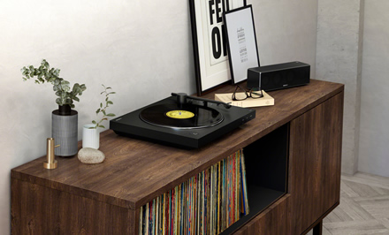 „Sony“ pristato vinilinių plokštelių grotuvą su „Bluetooth“ ryšiu „Sony“ pristato vinilinių plokštelių grotuvą su „Bluetooth“ ryšiu