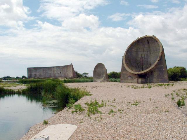 Įvairūs Denge bazės akustiniai veidrodžiai / © Paul Russon (CC BY-SA 2.0) | commons.wikimedia.org