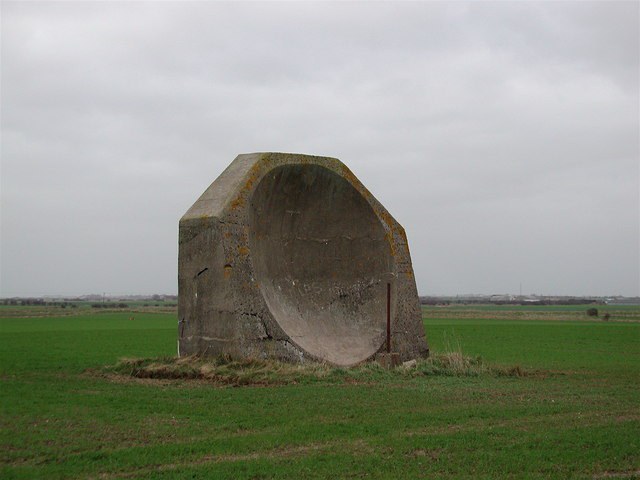 Šio akustinio veidrodžio aukštis – 4,5 m. / © Paul Glazzard (CC BY-SA 2.0) | commons.wikimedia.org