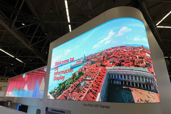 Parodoje „ISE 2019“ – LG ekranų krioklys ir video rodantys langai