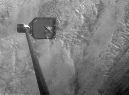 „RemoveDEBRIS“ į kosmoso šiukšles paleis harpūną / © University of Surrey | youtube.com