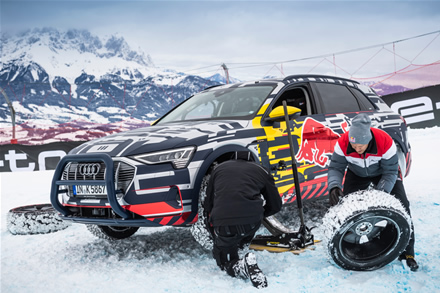 „Audi e-tron“: legendinėje „Streif“ trasoje išbandytas ypatingas elektromobilis „Audi e-tron“: legendinėje „Streif“ trasoje išbandytas ypatingas elektromobilis
