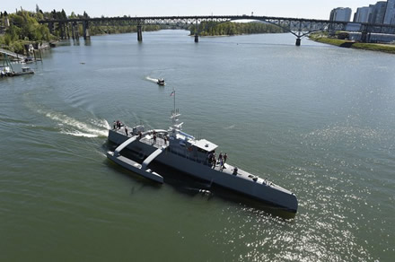 „Sea Hunter“ yra trimaranas – tokia konstrukcija suteikia stabilumo „Sea Hunter“ yra trimaranas – tokia konstrukcija suteikia stabilumo