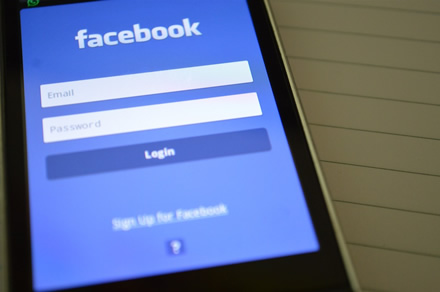 „Facebook“ žioplumas: šimtai milijonų slaptažodžių buvo saugomi nešifruoto teksto pavidalu
