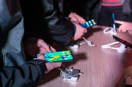 Naujausių „Huawei“ telefonų įvertinti ir įsigyti susirinko dešimtys fanų Naujausių „Huawei“ telefonų įvertinti ir įsigyti susirinko dešimtys fanų