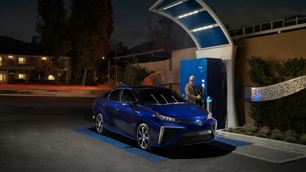 „Mirai“ automobilio papildymas vandeniliu užtrunka vos 3-5 minutes © Toyota | ssl.toyota.com „Mirai“ automobilio papildymas vandeniliu užtrunka vos 3-5 minutes © Toyota | ssl.toyota.com