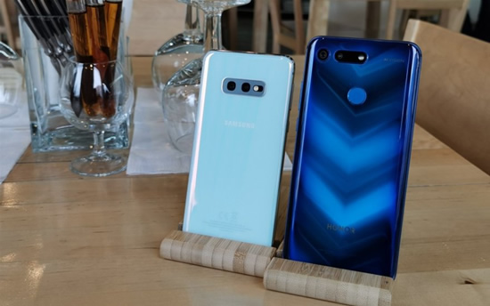 „Samsung Galaxy S10e“ ir „Honor View“ 20 © DELFI / Robertas Narmontas „Samsung Galaxy S10e“ ir „Honor View“ 20 © DELFI / Robertas Narmontas