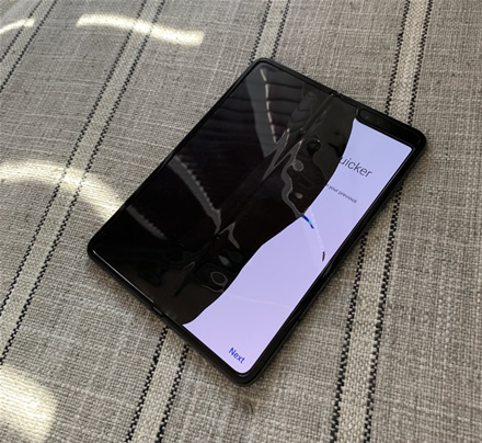 Išmaniojo telefono „Galaxy Fold“ pardavimo pradžia dėl defektų atidėta visame pasaulyje