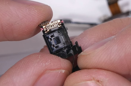 Stopkadras / Telefono „Huawei P30 Pro“ spindulius laužiančioji prizmė Stopkadras / Telefono „Huawei P30 Pro“ spindulius laužiančioji prizmė