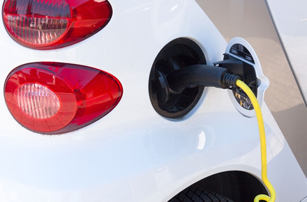 „Toyota“ pareiškė, kad „niekas nepardavinėja elektromobilių už tokią kainą, kad gautų pelną“