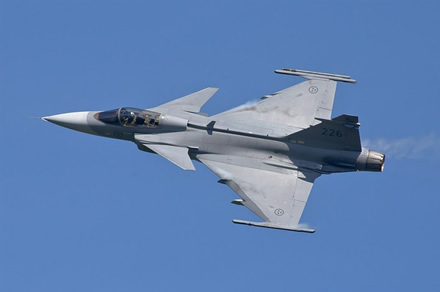 „Saab JAS 39 Gripen“ turi daugybę jungiklių ir mygtukų, bet tik vienas kelia didelį smalsumą © Ragnhild&Neil Crawford (CC BY-SA 2.0) | commons.wikimedia.org