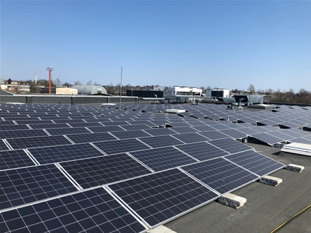 Ant „Maximos“ stogo pradėjo veikti saulės energijos jėgainė Ant „Maximos“ stogo pradėjo veikti saulės energijos jėgainė