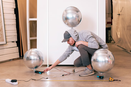 Tadao Cern ir „Huawei“ duetas lietuviams pirmą kartą pristato žymiąją balionų instaliaciją