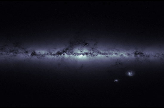 NASA gov. iliustr. / Po Paukščių Tako galaktikos disku-du ją lydintys palydovai-Didysis ir Mažasis Magelano Debesys