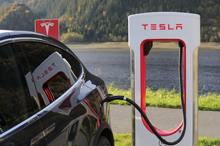 „Tesla“ susirūpinusi: elektromobiliams iškilo grėsmė?