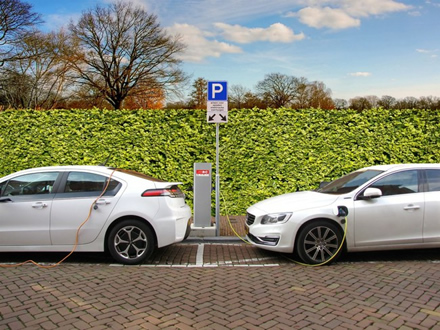 Jungtinė Karalystė skelbia, iki kada norėtų visiškai uždrausti vidaus degimo variklį turinčių automobilių pardavimus Jungtinė Karalystė skelbia, iki kada norėtų visiškai uždrausti vidaus degimo variklį turinčių automobilių pardavimus