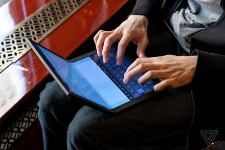 „Lenovo“ pristatė pirmąjį pasaulyje nešiojamąjį kompiuterį su lanksčiu ekranu „Lenovo“ pristatė pirmąjį pasaulyje nešiojamąjį kompiuterį su lanksčiu ekranu