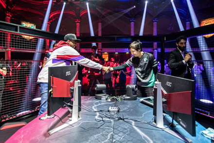 EVO čempionas „Problem X“ spaudžia ranką nugalėtojui „Fujimura“ pasaulinių „Red Bull Kumite varžybų finale, kuris vyko Paryžiuje 2018 m. lapkričio 11 d.