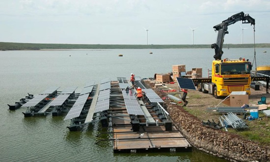 Didžiausios pasaulyje plaukiojančios saulės elementų salos statybos jau prasidėjo© „Floating Solar“