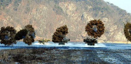 Pietų Korėjos pagrindiniai kovos tankai K-2 paleidžia dūmų uždangą © Republic of Korea Armed Forces (CC BY-SA 2.0) | commons.wikimedia.org