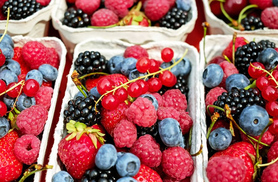 Švieži vaisiai ir daržovės visus metus: Lietuvos mokslininkai tiria, ar šviesa gali pakeisti chemikalus