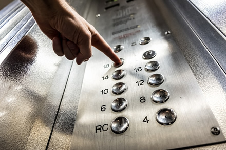 Užsimojo iš peties: turintiems nesaugų liftą teks patuštinti pinigines Užsimojo iš peties: turintiems nesaugų liftą teks patuštinti pinigines