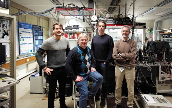 Optinį tranzistorių sukūrusių mokslininkų komanda: Darius Urbonas - trečias iš kairės © Gamintojo atstovų archyvas