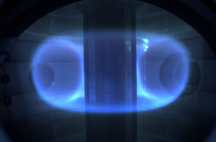 „Tokamak Energy“ iliustr. / Plazmos žiedas reaktoriaus viduje – „karštosios“ branduolių sintezės proceso pagrindas „Tokamak Energy“ iliustr. / Plazmos žiedas reaktoriaus viduje – „karštosios“ branduolių sintezės proceso pagrindas