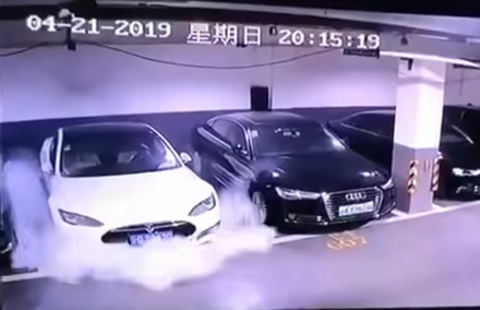 „Tesla Model S“ paskendo liepsnose tiesiog stovėdamas. © 蘋果仁 | youtube.com „Tesla Model S“ paskendo liepsnose tiesiog stovėdamas. © 蘋果仁 | youtube.com