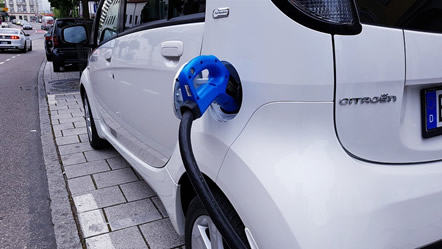 Britai įvedė naujovę: elektromobiliai privalės perspėti pėsčiuosius, kad atvažiuoja Britai įvedė naujovę: elektromobiliai privalės perspėti pėsčiuosius, kad atvažiuoja