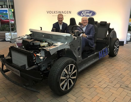 „VW“ generalinis direktorius Herbert’as Diess’as (kairėje) ir „Ford“ generalinis direktorius bei prezidentas Jim'as Hackett'as (dešinėje) © „Volkswagen Group“ | twitter.com