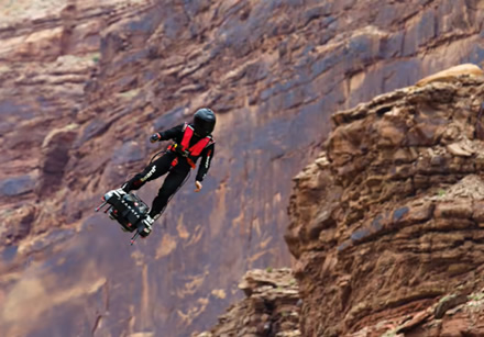 „Flyboard“ yra labai greitas, bet triukšmingas orlaivis. © Stop kadras. „Flyboard“ yra labai greitas, bet triukšmingas orlaivis. © Stop kadras.