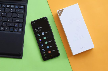 Pristatytas itin kompaktiškas „Android“ išmanusis telefonas – „Qin 2“ Pristatytas itin kompaktiškas „Android“ išmanusis telefonas – „Qin 2“