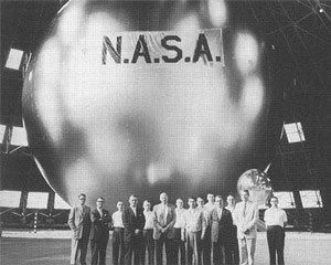 „Echo-1“ ir NASA inžinierių komanda © NASA