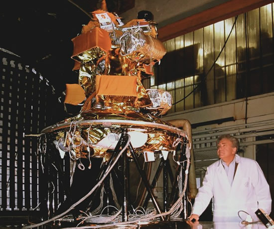 Louis Friedman, „Planetinės draugijos“ įkūrėjas, apžiūri Lavočkino vardo MPS surinktą aparatą „Kosmosс-1“ © „Lavochkin Association“ / „The Planetary Society“