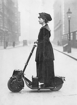 Žymi britų aktyvistė Florence Norman vyksta į darbą Autopedu. 1916 m. Londonas