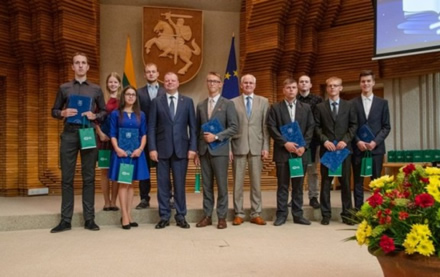 Vyriausybėje pagerbti daugiausiai šimtukų gavę abiturientai Vyriausybėje pagerbti daugiausiai šimtukų gavę abiturientai