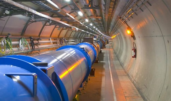Tokie toli besidriekiantys vamzdžiai primena šiluminę trasą… © CERN