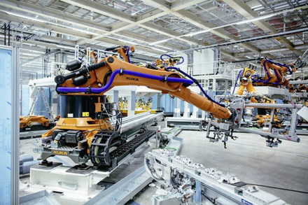 „Volkswagen“ Cvikau gamykloje diegia robotus ir į šią gamyklą jau investavo 1,2 mlrd. eurų © „Volkswagen“