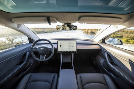 „Tesla Model 3“ interjeras – filmus žiūrėti dideliame ekrane bus pakankamai patogu ©Leo Nguyen (CC BY-SA 4.0) | commons.wikimedia.org „Tesla Model 3“ interjeras – filmus žiūrėti dideliame ekrane bus pakankamai patogu ©Leo Nguyen (CC BY-SA 4.0) | commons.wikimedia.org